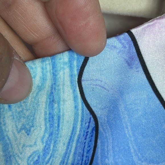 (A5) GUESS BY MARCIANO FLORAL FLOWY BLOUSE
WITH OPEN SHOULDERS
SIZE M, satin - Picture 4 of 16